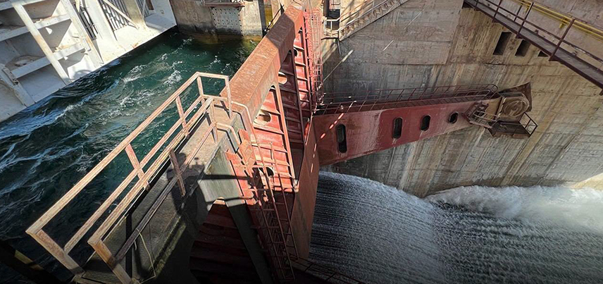 As part of ongoing water resource management, spillway gate No. 6 has been opened, and the discharge rate from the Euphrates Dam has been increased to 1,100 cubic meters per second